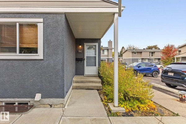 Kitchen - 582 Lakewood Rd N Nw, Edmonton, AB T6K3Y1 Photo 3