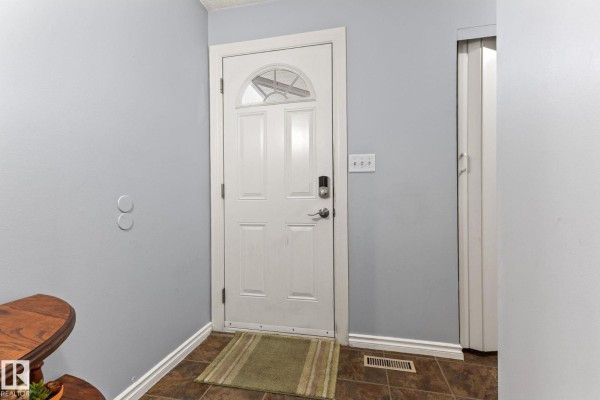 Bedroom 2 - 582 Lakewood Rd N Nw, Edmonton, AB T6K3Y1 Photo 5
