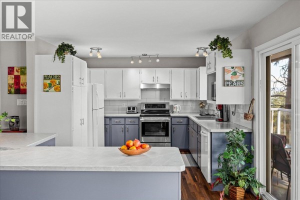 Kitchen - 5821 Atkinson Crescent, Peachland, BC V0H1X4 Photo 5