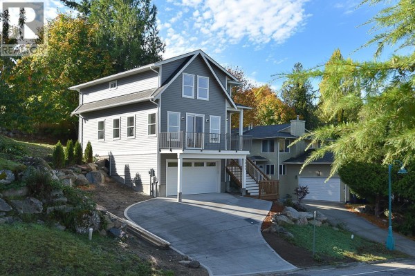 5825 Trail Avenue, Sechelt, BC V7Z0K5 Photo 2