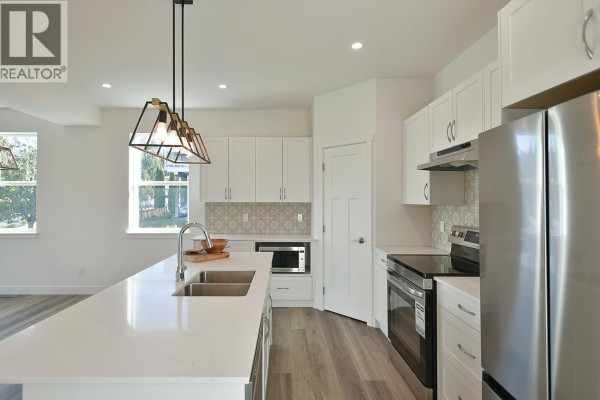 5825 Trail Avenue, Sechelt, BC V7Z0K5 Photo 3