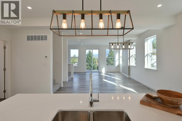 5825 Trail Avenue, Sechelt, BC V7Z0K5 Photo 4