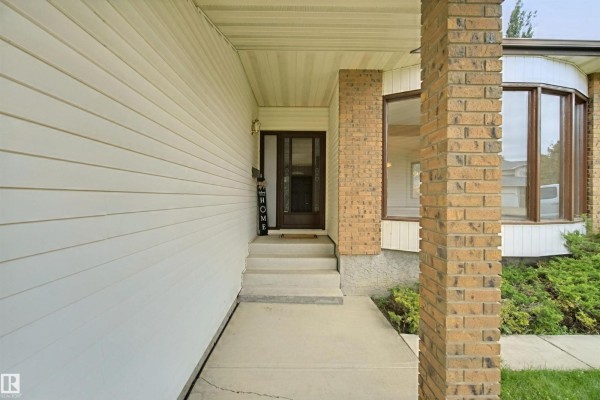 Family room - 5828 181 St Nw, Edmonton, AB T6M1V6 Photo 4