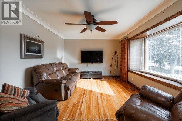 Family room/Fireplace - 583 Bertha, Windsor, ON N8P1B6 Photo 5