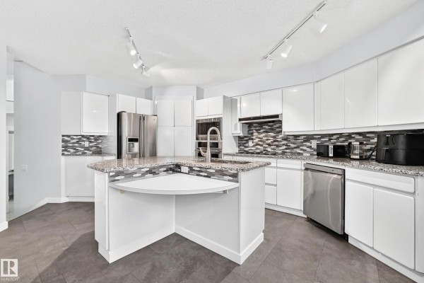 Family room - 5830 181 St Nw, Edmonton, AB T6M1V6 Photo 4