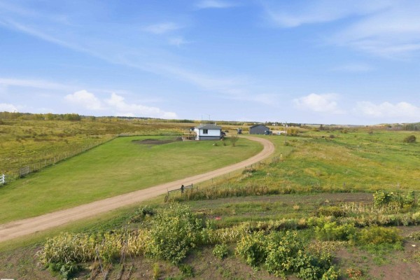 Family room - 58302 Rge Rd 224, Rural Thorhild County, AB T0A1N6 Photo 4