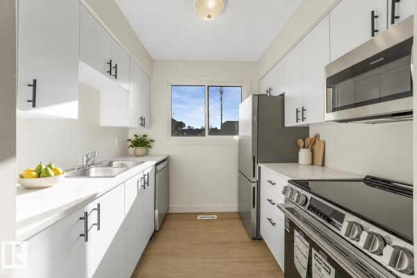 Kitchen - 5833 Riverbend Rd Nw, Edmonton, AB T6H5A8 Photo 3