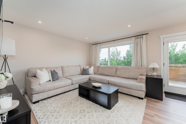 Kitchen - 584 Meadowview Dr, Fort Saskatchewan, AB T8L0X1 Photo 3