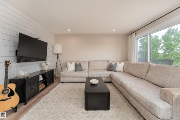 Family room - 584 Meadowview Dr, Fort Saskatchewan, AB T8L0X1 Photo 4