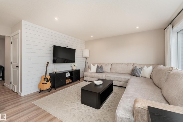 Primary Bedroom - 584 Meadowview Dr, Fort Saskatchewan, AB T8L0X1 Photo 5