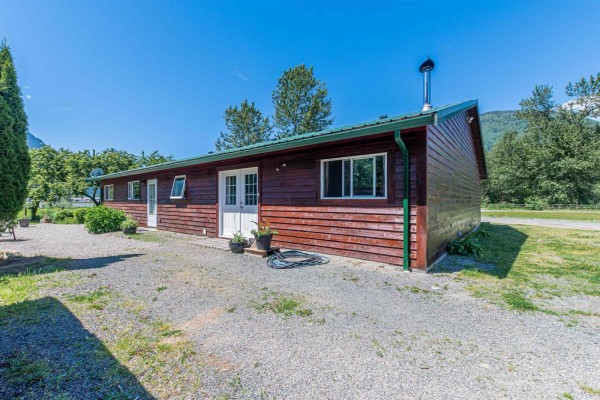 Living room - 58465 Laidlaw Road, Laidlaw, Laidlaw, BC V0X1L2 Photo 2