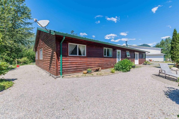 Laundry room - 58465 Laidlaw Road, Laidlaw, Laidlaw, BC V0X1L2 Photo 3