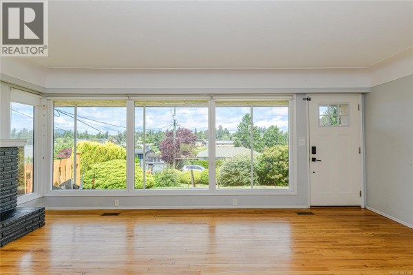 585 Baker St, Saanich, BC, photo 2