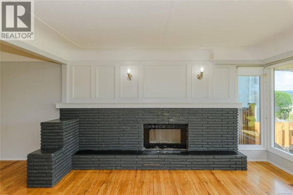 585 Baker St, Saanich, BC, photo 3