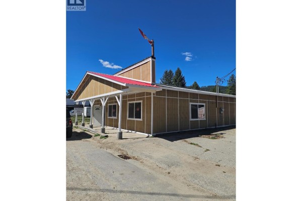 Full bathroom - 5851 33 Highway, Beaverdell, BC V0H1A0 Photo 2