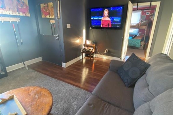 Living room - 5858 Wyandotte Street East Unit# Upper Front, Windsor, ON N8S1M8 Photo 3