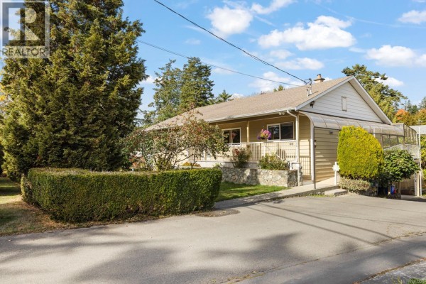 586 Normandy Rd, Saanich, BC, photo 2