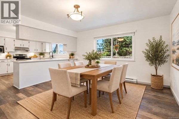 586 Normandy Rd, Saanich, BC, photo 3