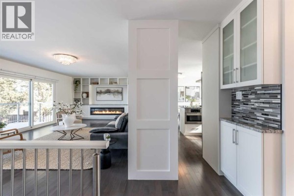 Bright living room with large windows, hardwood flooring, and contemporary furnishings. - 586 Prospect Drive Sw, Medicine Hat