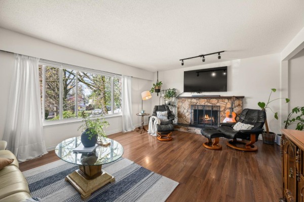 5866 179a Street, Surrey, BC V3S4K3 Photo 4