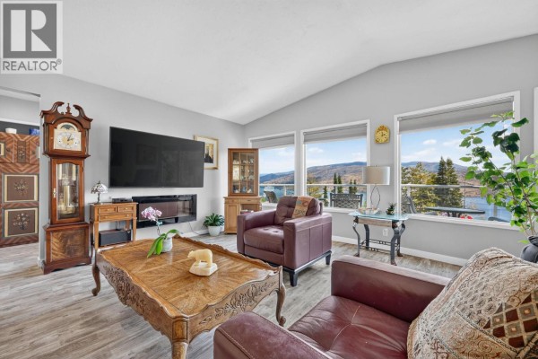 Living room - 5868 Macgregor Road, Peachland, BC V0H1X4 Photo 5