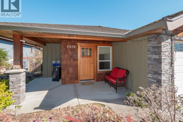 5878 Medusa Street, Sechelt, BC, photo 3