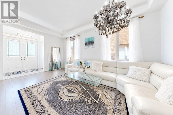 Great room - 59 Hydrangea Hollow, East Gwillimbury, ON L9N0T1 Photo 3