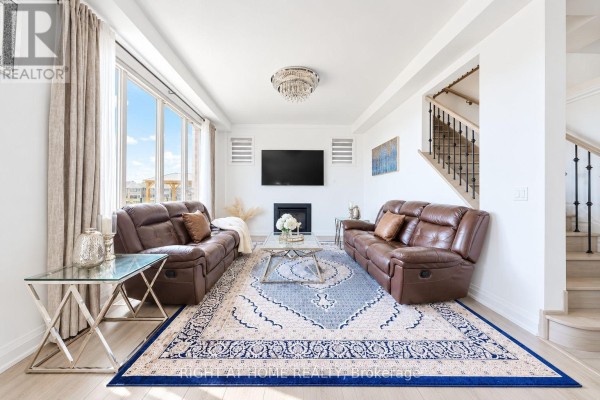 Living room - 59 Hydrangea Hollow, East Gwillimbury, ON L9N0T1 Photo 4