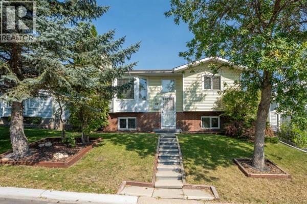 Living room - 59 Macewan Park Road Nw, Calgary, AB T3K3G1 Photo 2