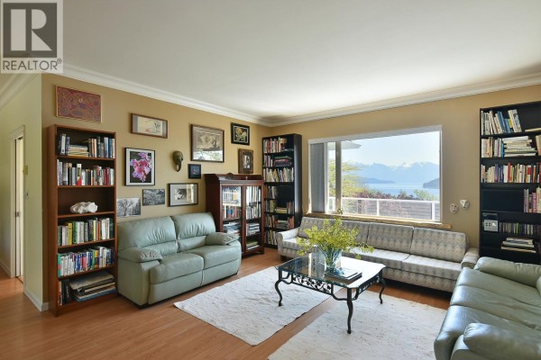 590-592 N Fletcher Road, Gibsons, BC V0N1V9 Photo 2