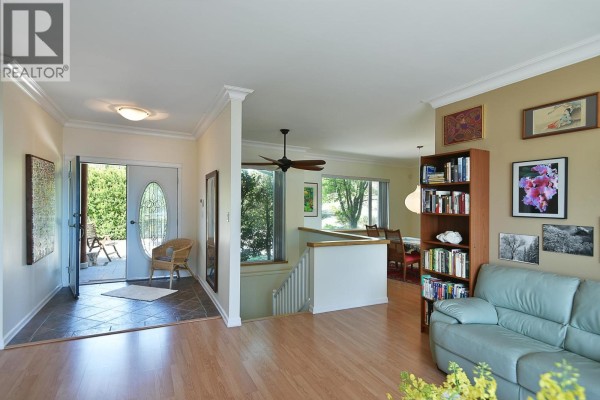 590-592 N Fletcher Road, Gibsons, BC V0N1V9 Photo 3