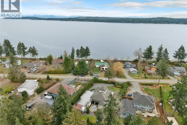 Kitchen - 5909 Garvin Rd, Union Bay, BC V0R1B0 Photo 4