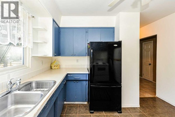 Primary Bedroom - 5911 47 Avenue, Camrose, AB T4V0G8 Photo 4