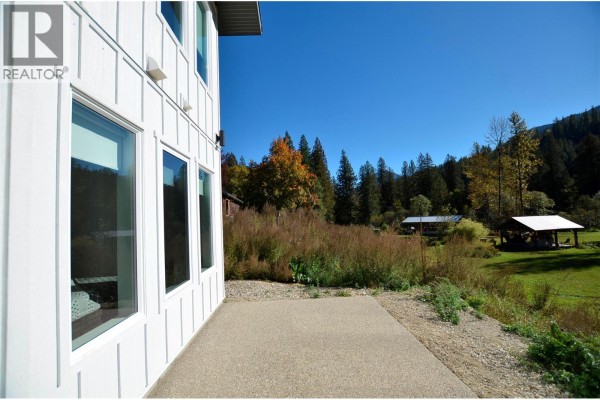 Laundry room - 5916 Ferguson Frontage Road, Malakwa, BC V0E2J0 Photo 4