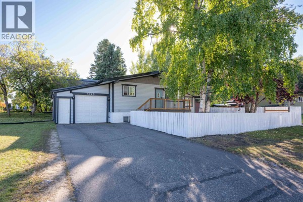 Living room - 5923 Brock Drive, Prince George, BC V2N2E3 Photo 2