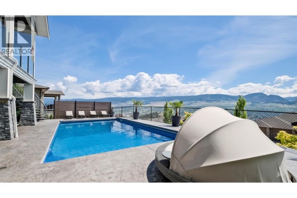 593 Harrogate Lane, Kelowna, BC, photo 2