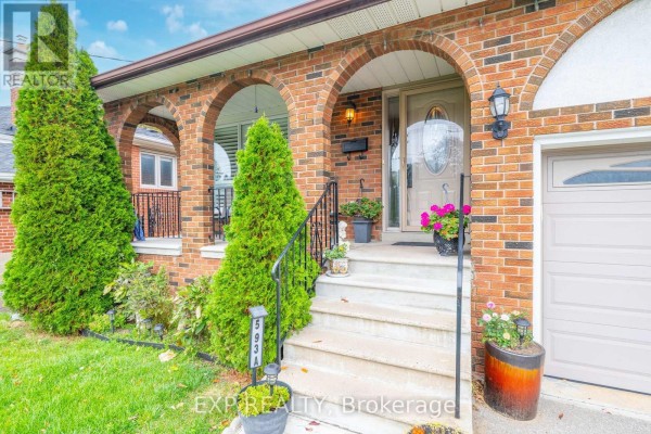 Dining room - 593a Scarlett Road N, Toronto, ON M9P2S6 Photo 3