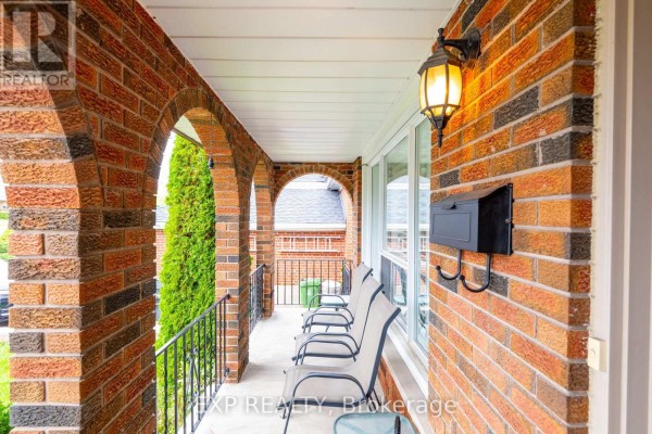 Kitchen - 593a Scarlett Road N, Toronto, ON M9P2S6 Photo 4