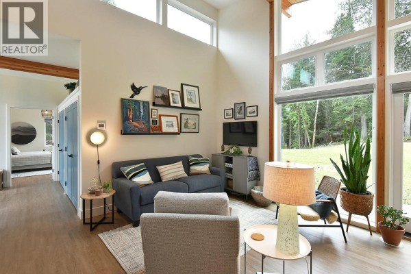 5961-5963 Ripple Way, Sechelt, BC V7Z0R2 Photo 2