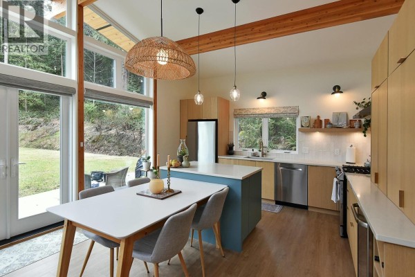 5961-5963 Ripple Way, Sechelt, BC V7Z0R2 Photo 3