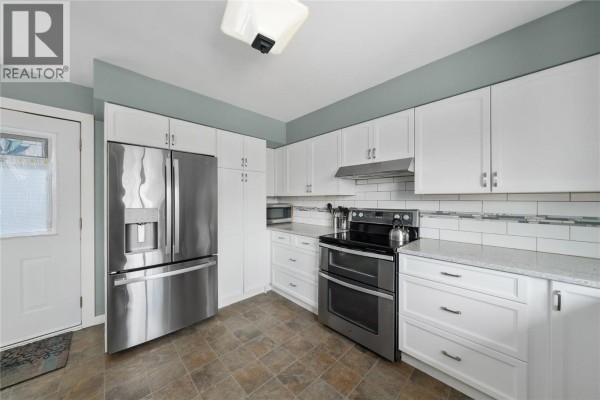 Full bathroom - 597 Binns Street, Trail, BC V1R3L3 Photo 4