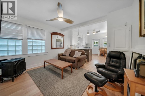 Primary Bedroom - 597 Eckhardt Avenue E, Penticton, BC V2A2A1 Photo 2
