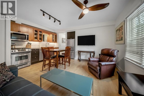 Kitchen - 597 Eckhardt Avenue E, Penticton, BC V2A2A1 Photo 3