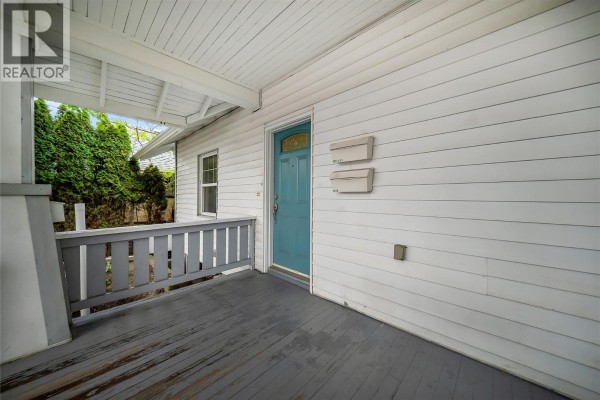 Full bathroom - 597 Eckhardt Avenue E, Penticton, BC V2A2A1 Photo 4