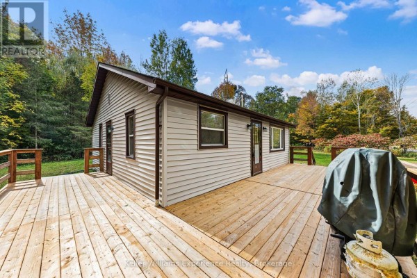 Living room - 597 Rue Lafontaine Road E, Tiny, ON L9M0S3 Photo 4