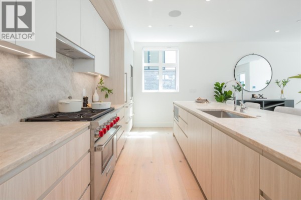 598 Arthur Erickson Place, West Vancouver, BC V7T1J1 Photo 2