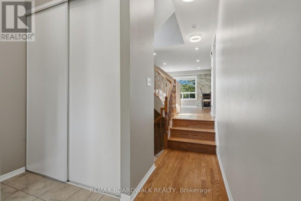 Foyer - 5981 Pineglade Crescent, Ottawa, ON K1W1G7 Photo 5