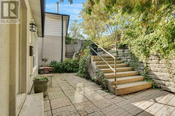 Kitchen - 5a Dynevor Road, Toronto, ON M6E3W7 Photo 4