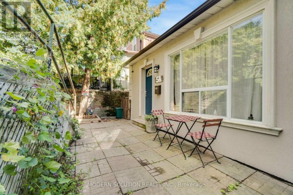 Primary Bedroom - 5a Dynevor Road, Toronto, ON M6E3W7 Photo 5