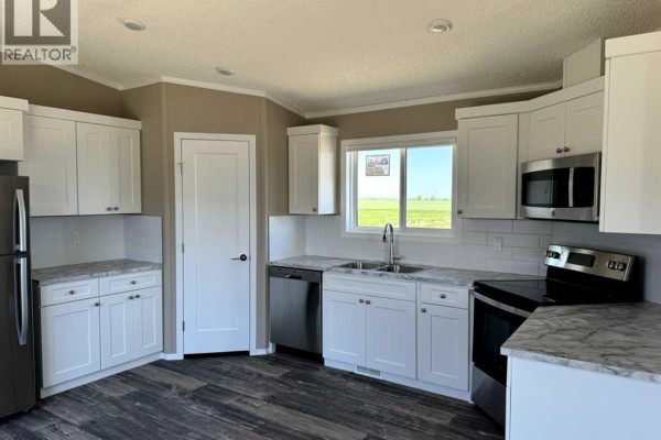 Living room - 6, 10, 14 Meadows Crescent, Taber, AB T1G0G7 Photo 4